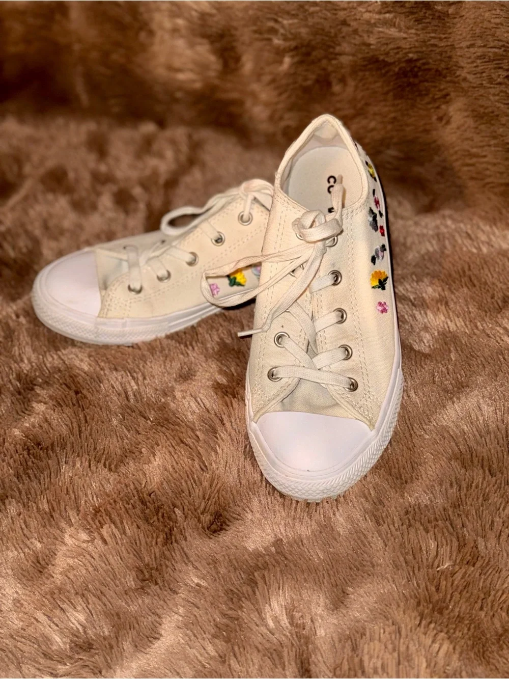Converse Kids Cream Canvas Sneakers with Multicolor Floral Embroidery size 3